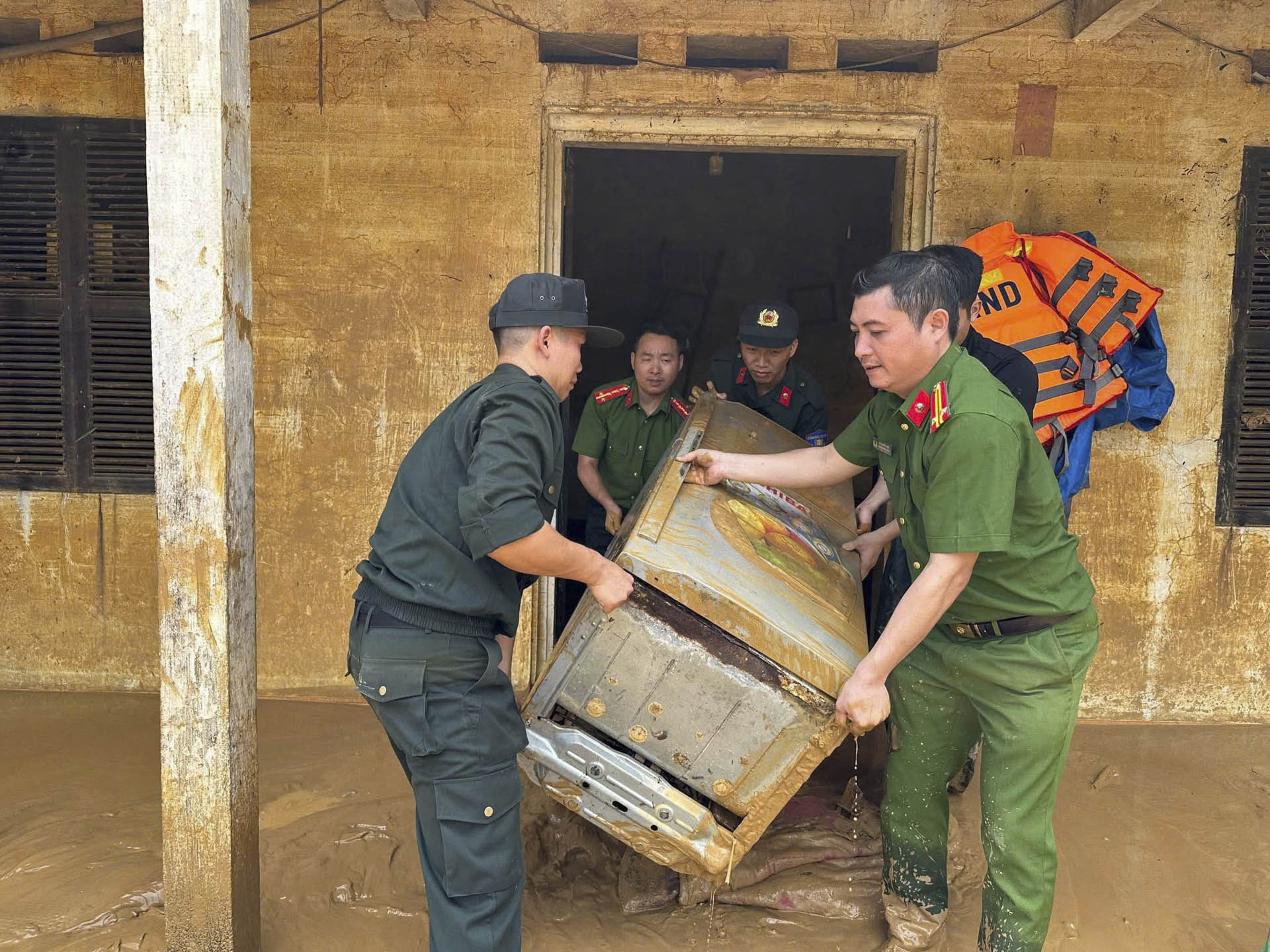 công an ngâm mình trong nước_4.JPG