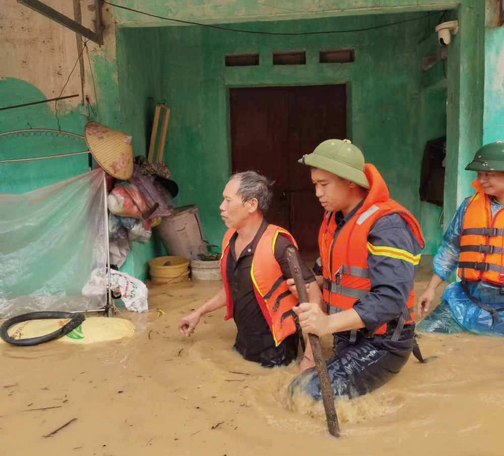 Lực lượng Cảnh sát cứu hộ, cứu nạn hỗ trợ người dân xã Tiên Lục rời khu vực nguy hiểm. .jpg