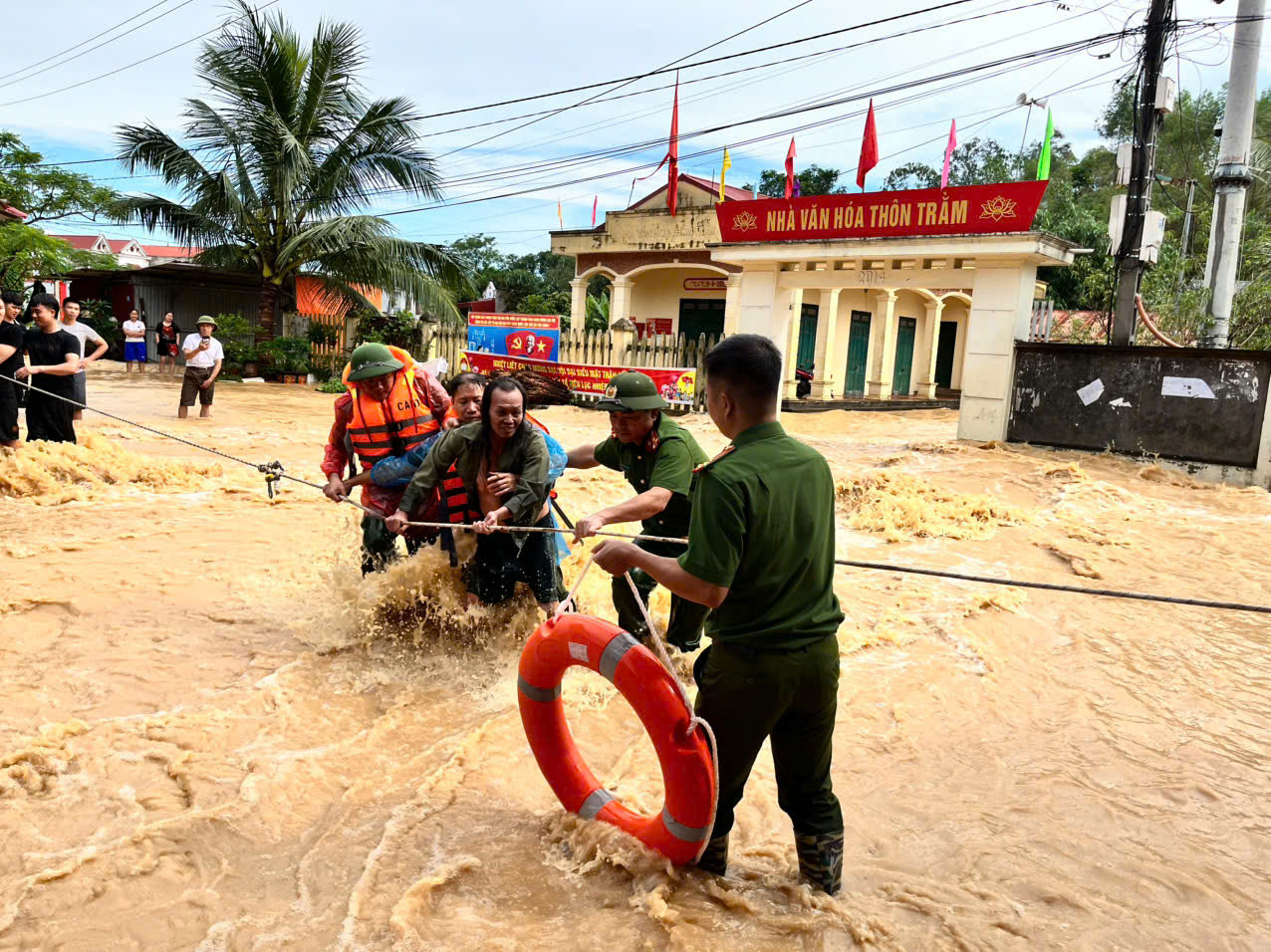 Khẩn trương đưa người dân đến nơi an toàn.jpg