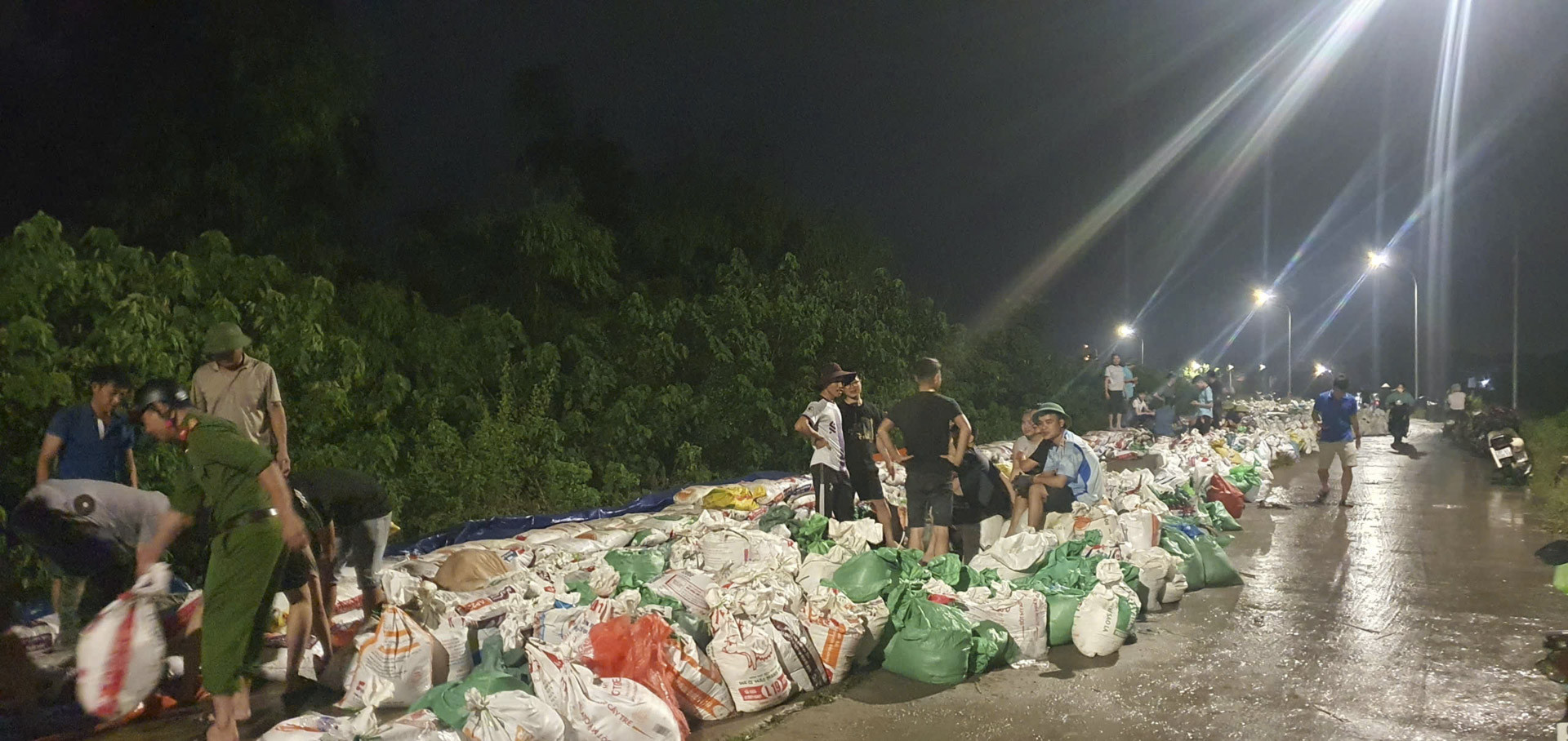 công an ngâm mình trong nước_3.JPG