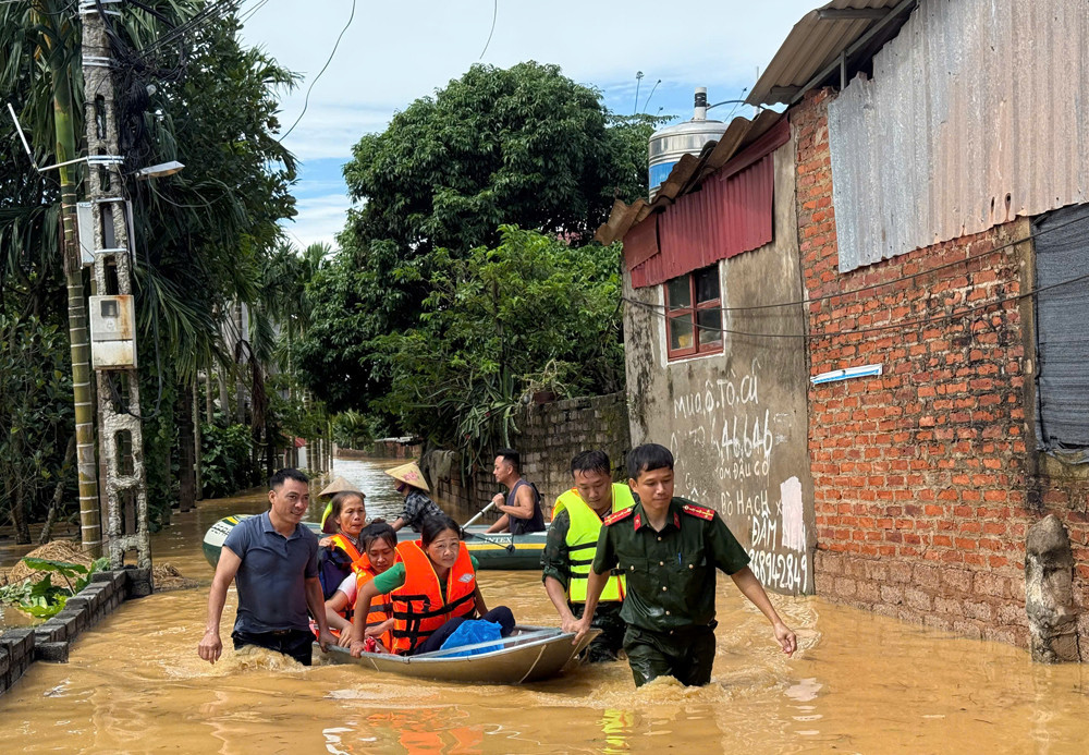 Công an xã Mỹ Thái hỗ trợ đưa người dân ra khỏi khu ngập lụt..jpg