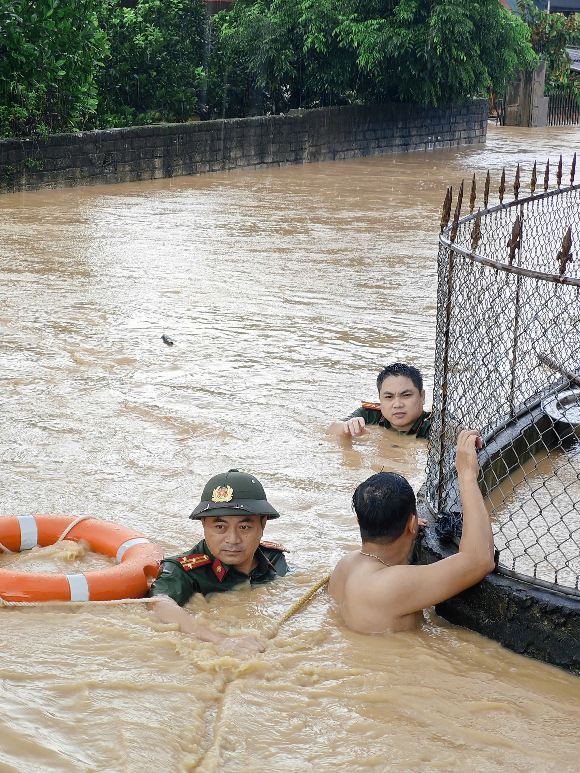 Công an xã Tiên Lục hỗ trợ đưa người dân thôn Chằm ra khỏi vùng lụt..jpg