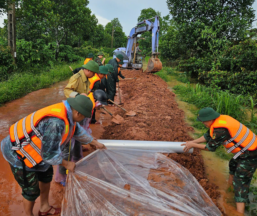 Cán bộ, chiến sĩ Ban Chỉ huy phòng thủ khu vực 3   Tân Yên và dân quân gia cố đê chống tràn..jpg