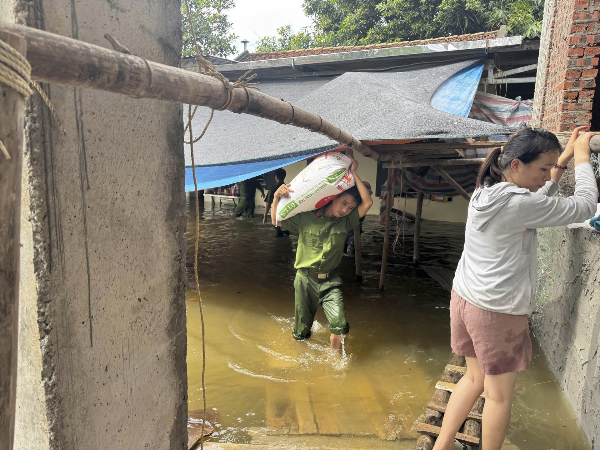 công an ngâm mình trong nước_1.JPG