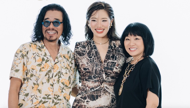 Nữ ca sĩ hạnh phúc khi luôn có bố mẹ sát cánh.