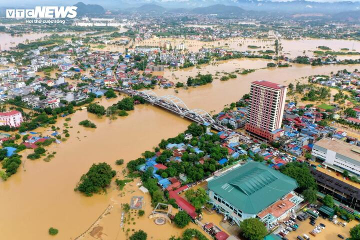 Trung tâm tỉnh Thái Nguyên ngập sâu, nhiều tuyến đường biến thành biển nước, giao thông gần như tê liệt. (Ảnh: Lê Duy Khắc)