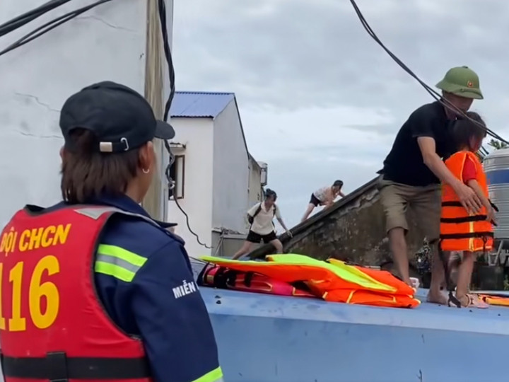 Đội cứu hộ, cứu nạn 116 chia thành nhiều hướng để tiếp cận các điểm ngập ở Thái Nguyên. (Ảnh: NVCC)