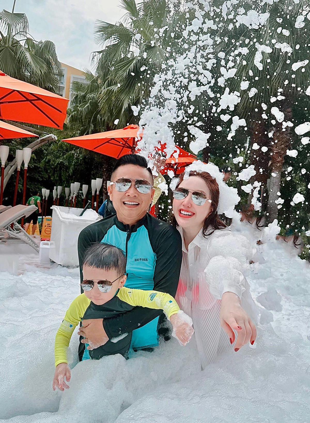 Chồng đại gia Bảo Thy lăn xả để chụp ảnh sống ảo cho vợ