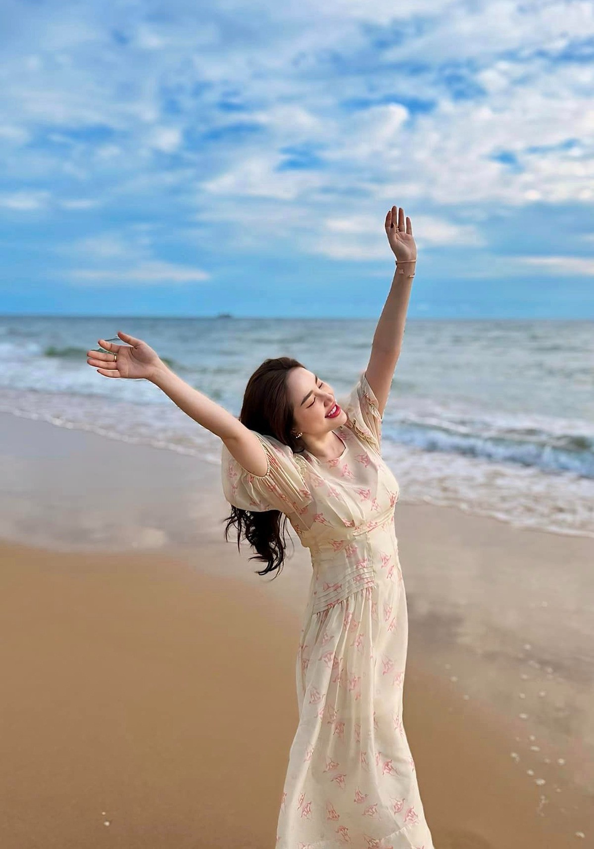 Chồng đại gia Bảo Thy lăn xả để chụp ảnh sống ảo cho vợ