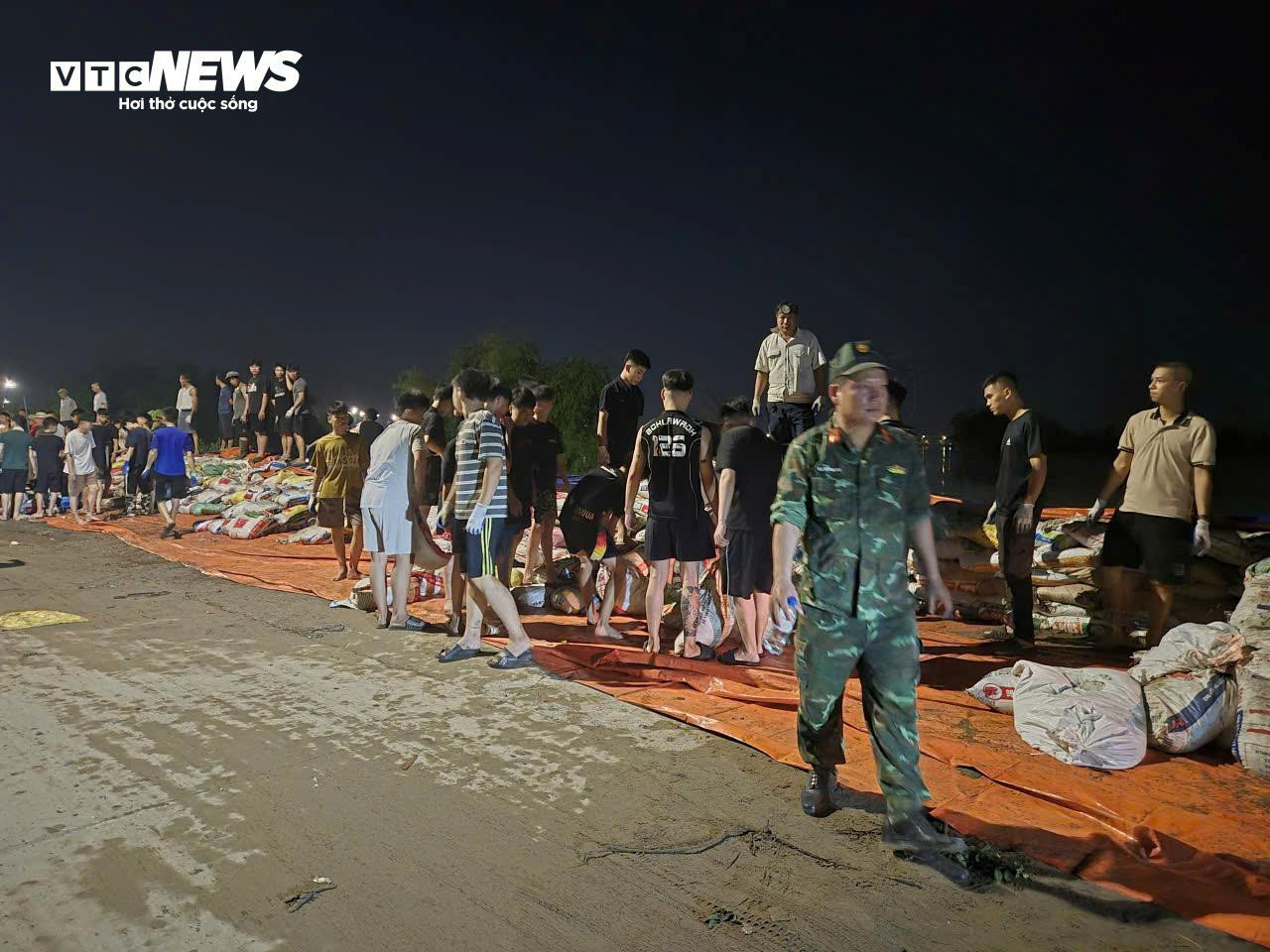 Lũ vượt lịch sử trên sông Cầu, hàng nghìn người đắp đê bối ở Bắc Ninh - 4