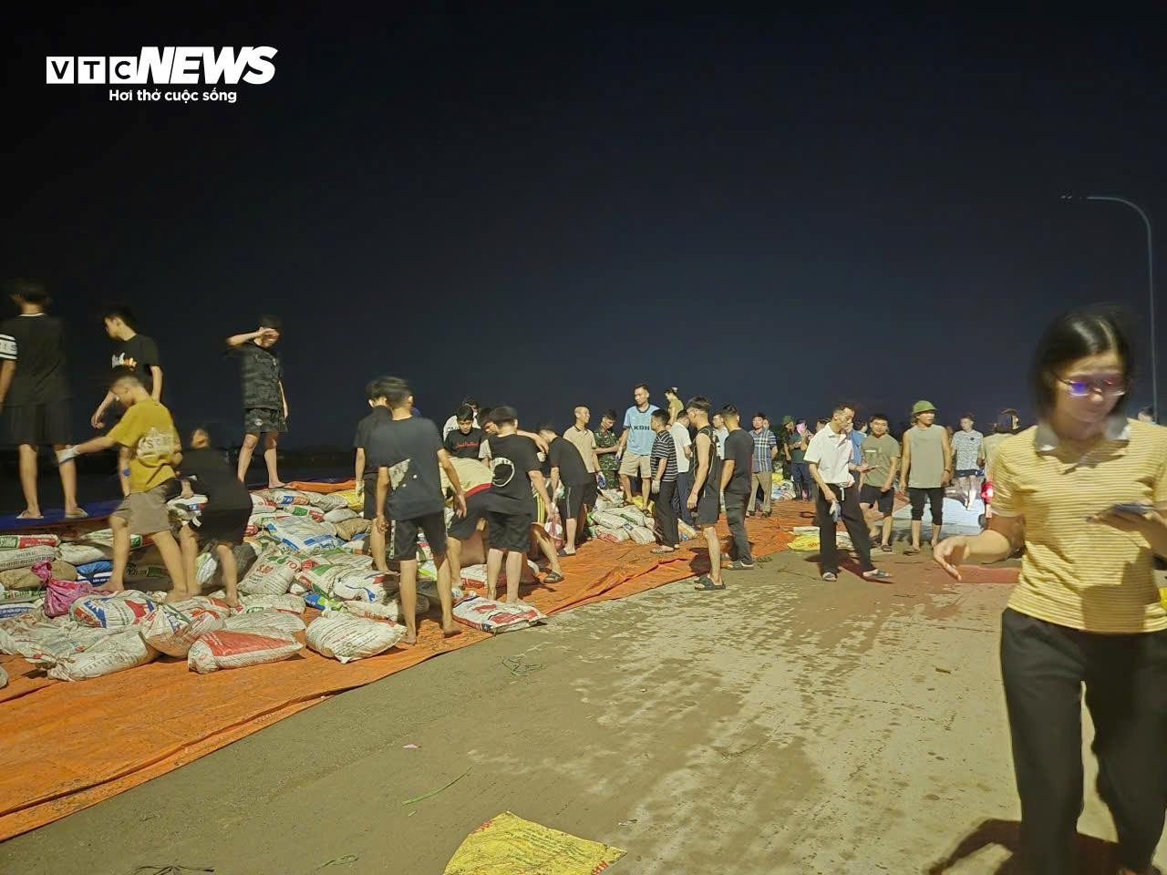 Lũ vượt lịch sử trên sông Cầu, hàng nghìn người đắp đê bối ở Bắc Ninh - 2