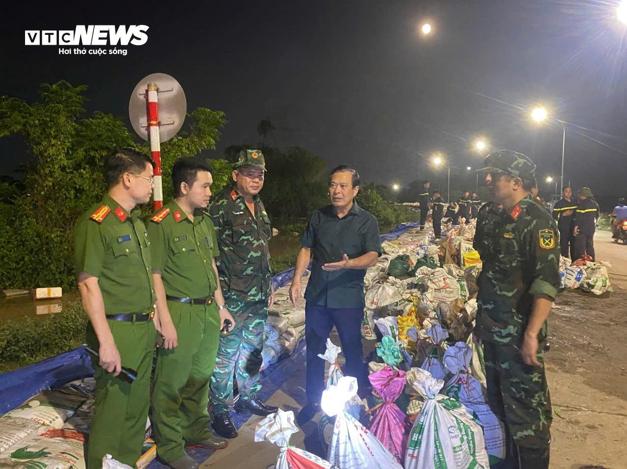 Lũ vượt lịch sử trên sông Cầu, hàng nghìn người đắp đê bối ở Bắc Ninh - 3