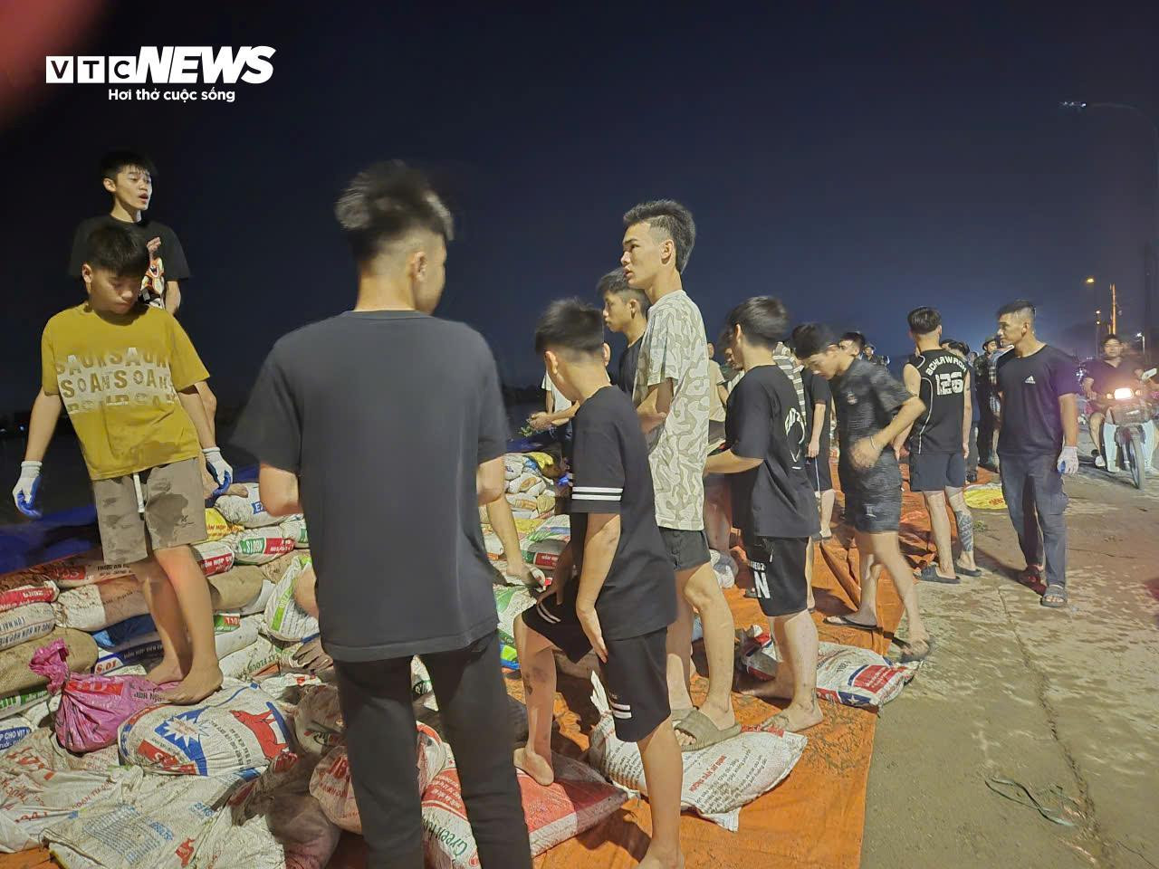 Lũ vượt lịch sử trên sông Cầu, hàng nghìn người đắp đê bối ở Bắc Ninh - 8