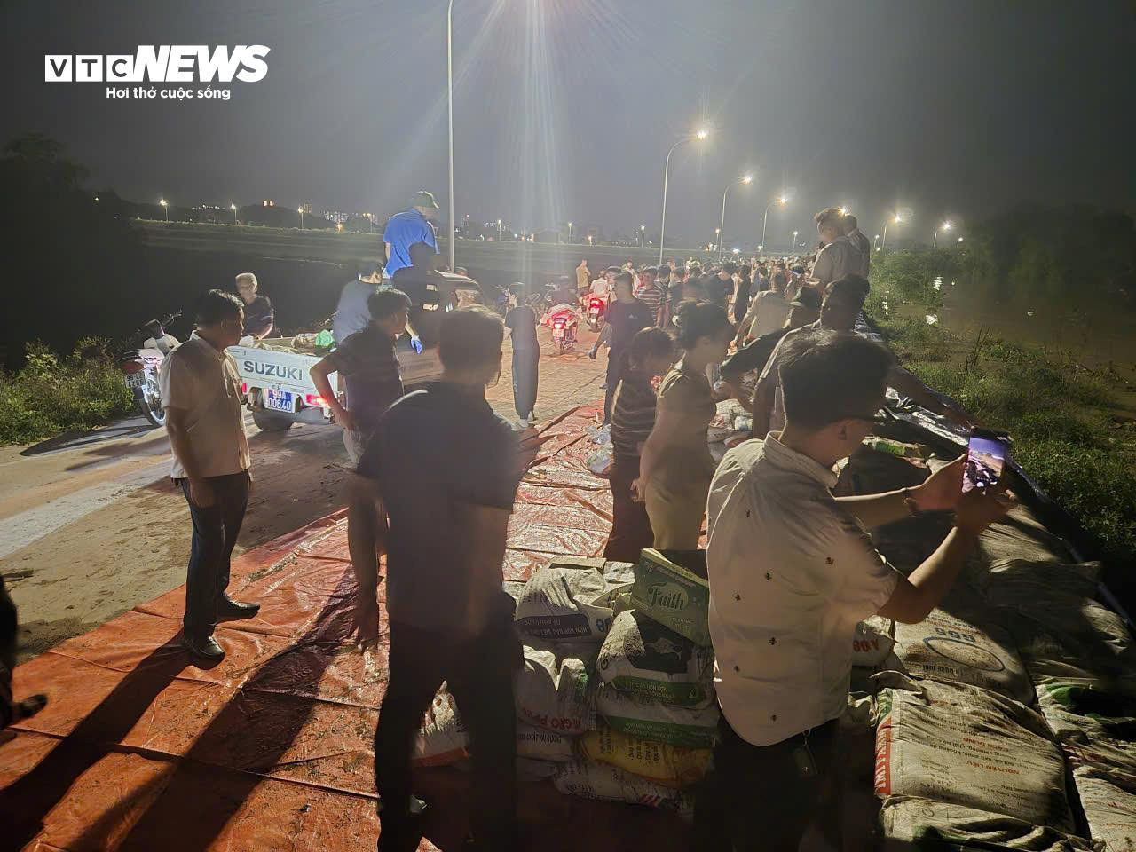 Lũ vượt lịch sử trên sông Cầu, hàng nghìn người đắp đê bối ở Bắc Ninh - 1