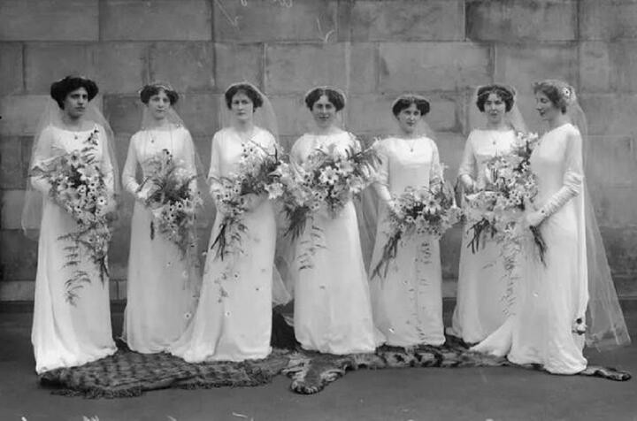 Ban đầu, cô dâu và các phù dâu đều mặc giống nhau. (Ảnh: Getty Images)