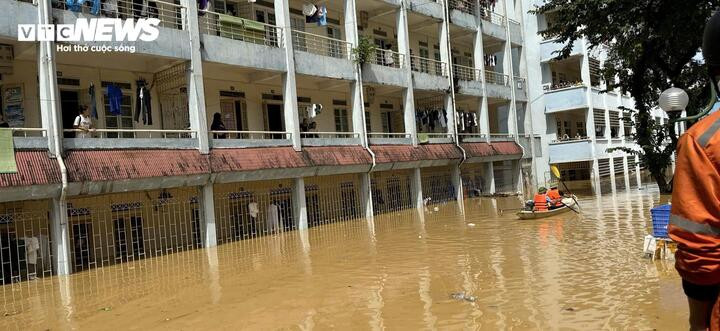 Ký túc xá của Trường Đại học Y - Dược (Đại học Thái Nguyên) chìm trong biển nước.