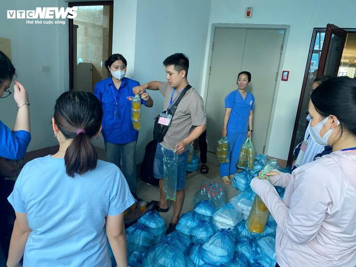 Chuẩn bị đồ ăn, lương thực đến sinh viên, người dân khu vực ngập lụt.