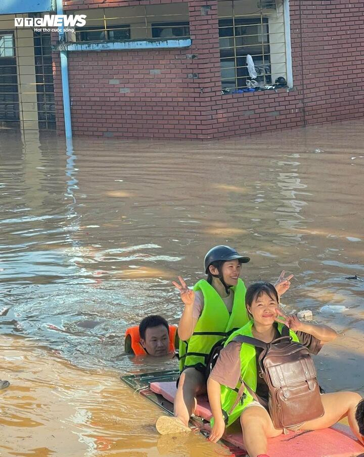 Sinh viên bị cô lập giữa lũ, trường đại học lập đội cứu trợ khẩn cấp trong đêm - 3