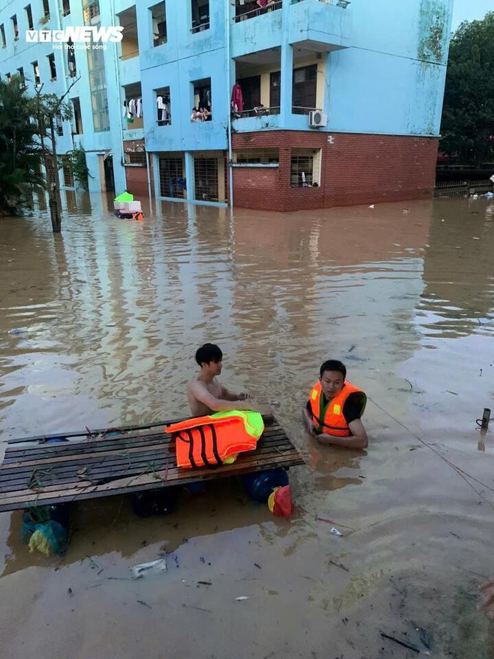 Sinh viên bị cô lập giữa lũ, trường đại học lập đội cứu trợ khẩn cấp trong đêm - 5