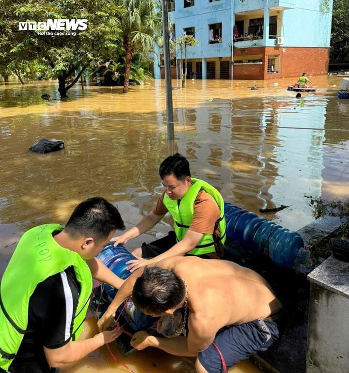 Sinh viên bị cô lập giữa lũ, trường đại học lập đội cứu trợ khẩn cấp trong đêm - 4