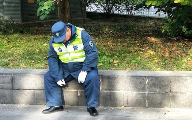 Từng là lãnh đạo, sau nghỉ hưu về làm bảo vệ ở công ty con trai: Ông lão sốc đến bật khóc khi được trả lương - Ảnh 1.