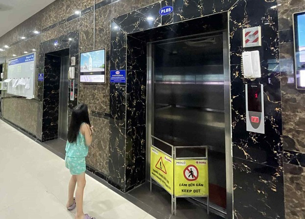 Hiện 1 thang máy vẫn chưa thể sửa chữa. Ảnh: Quỳnh Mai.