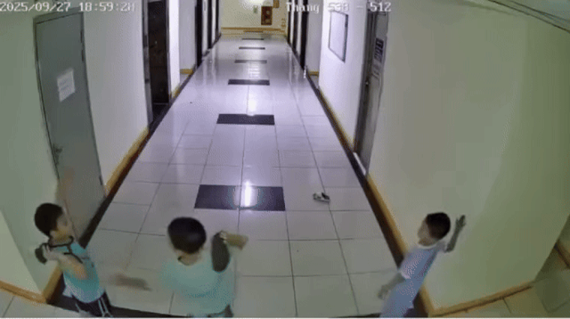 3 cháu bé chơi ném dép thi ở tầng 5 của chung cư CT12B, KĐT Kim Văn - Kim Lũ (Hà Nội). Ảnh cắt từ clip.