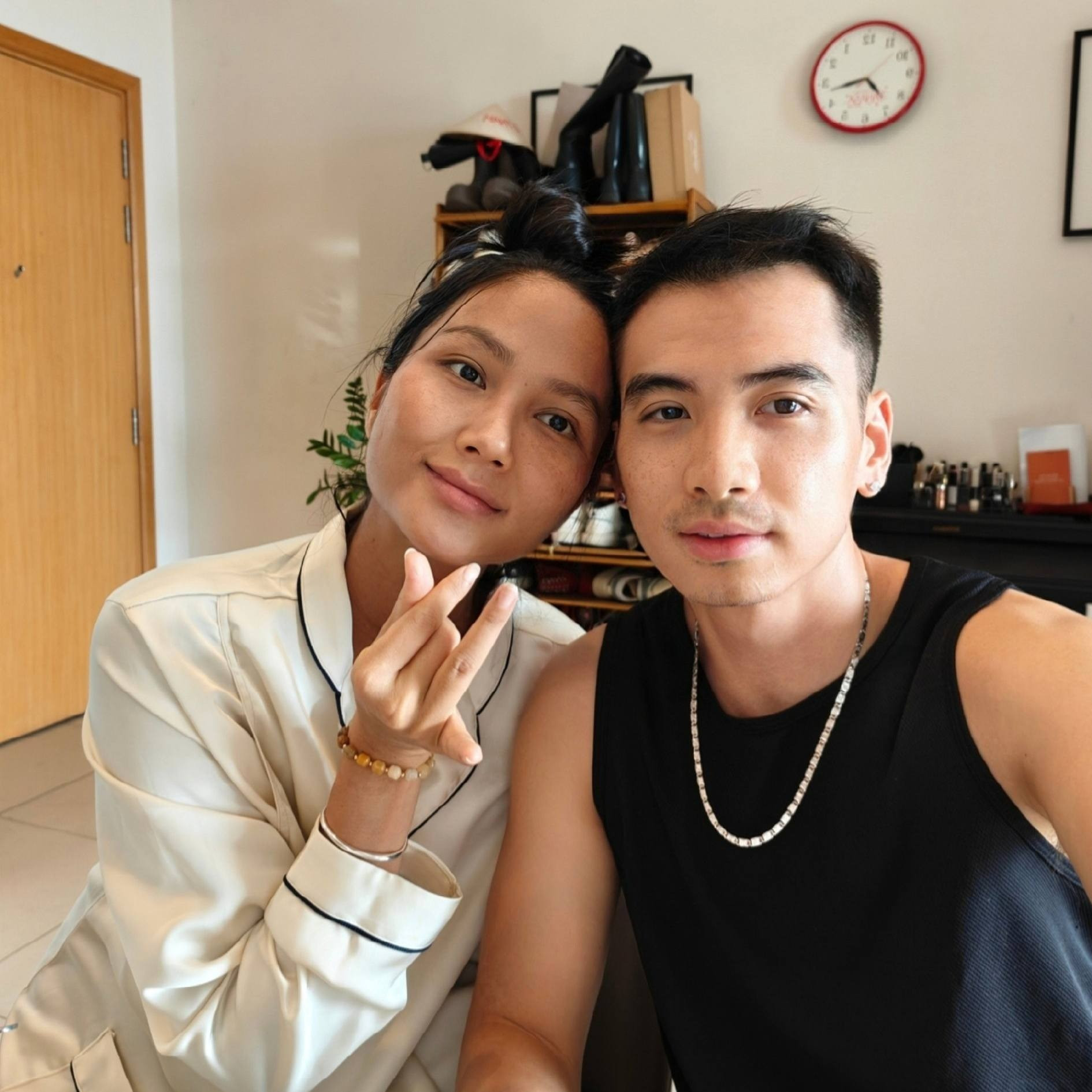 Chồng HHen Niê gây tranh cãi khi lấy sữa của vợ pha cà phê cho bạn bè uống