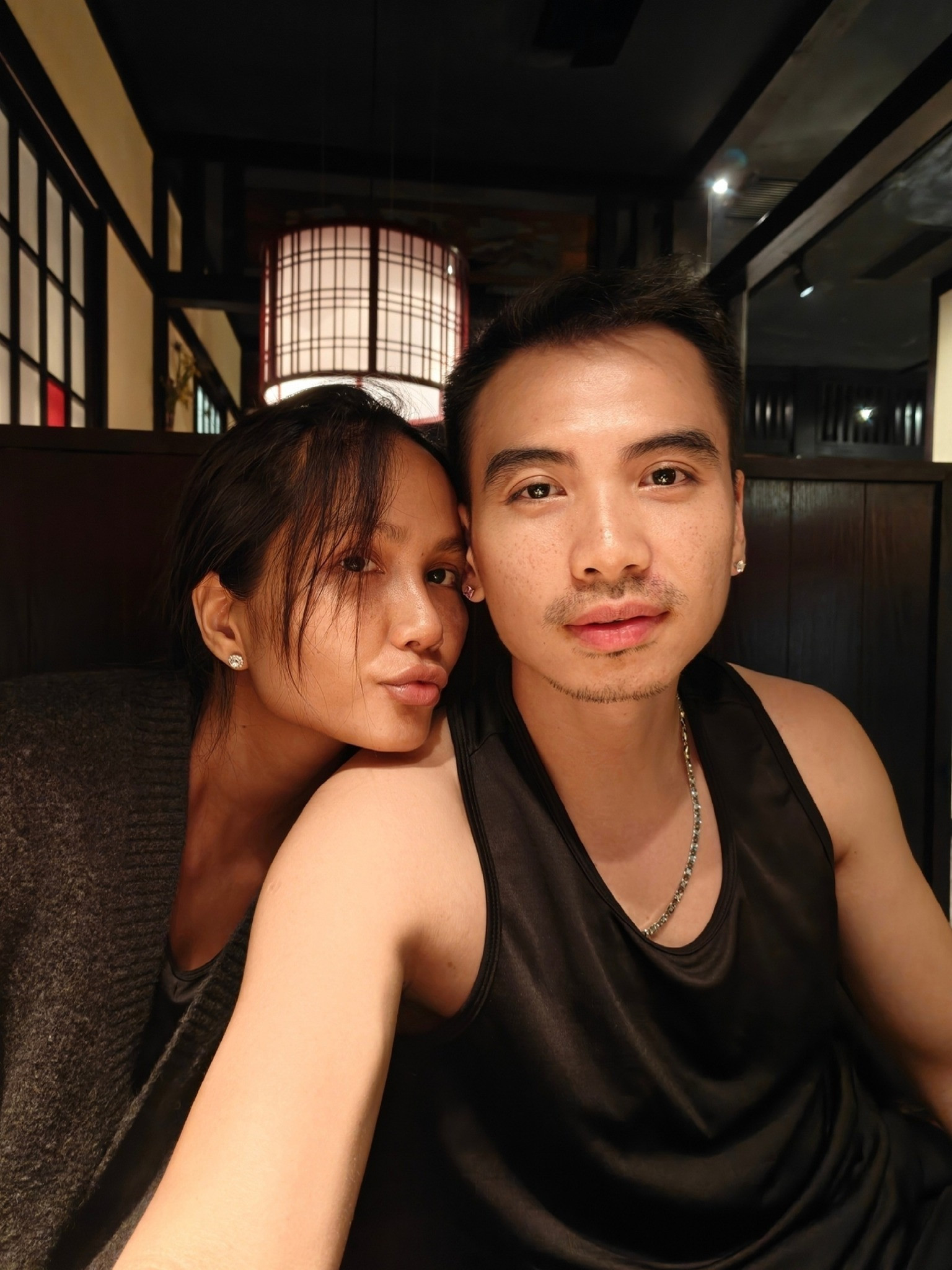 Chồng HHen Niê gây tranh cãi khi lấy sữa của vợ pha cà phê cho bạn bè uống