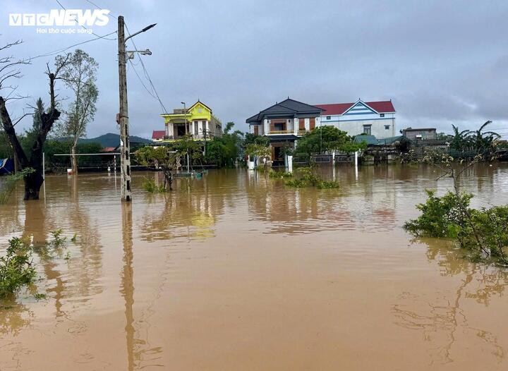 Đi xe đạp điện qua vùng ngập sâu, 3 em nhỏ ở Quảng Trị bị lũ cuốn trôi - Ảnh 2.