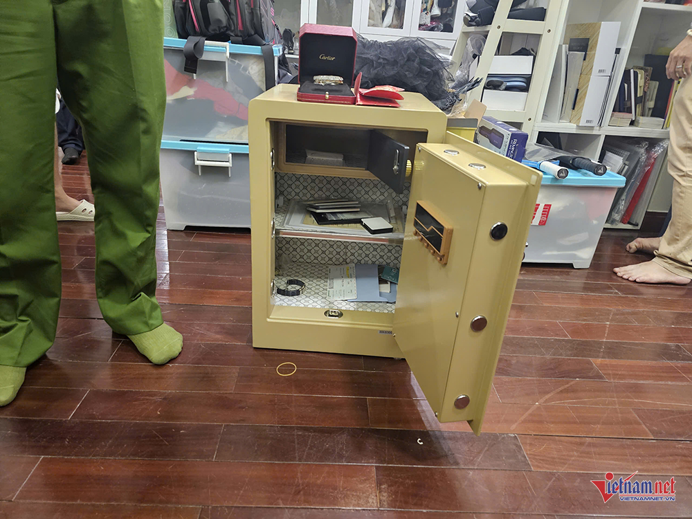 W-kham xet truong ngoc anh 6.png