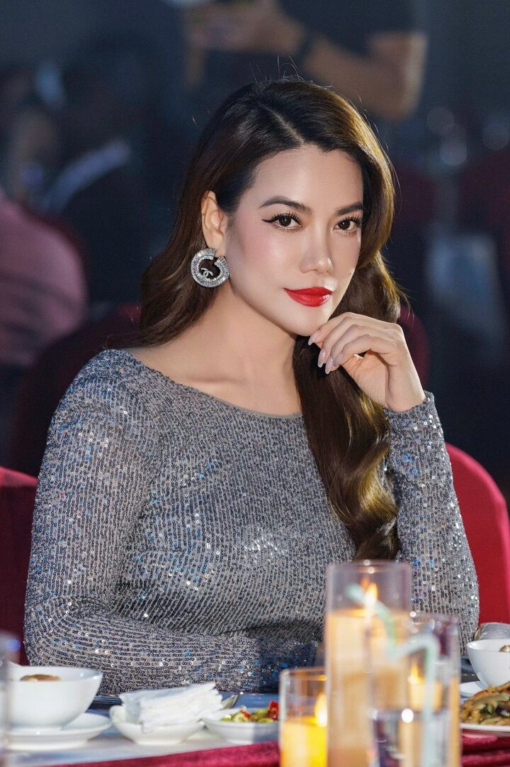 Ở độ tuổi 50, nữ diễn viên vẫn giữ được phong độ ngoại hình ổn định cùng vẻ đẹp ngày càng mặn mà theo thời gian. Vài năm trở lại đây, diện mạo của cô liên tục gây chú ý, đặc biệt là những thay đổi ở gương mặt.