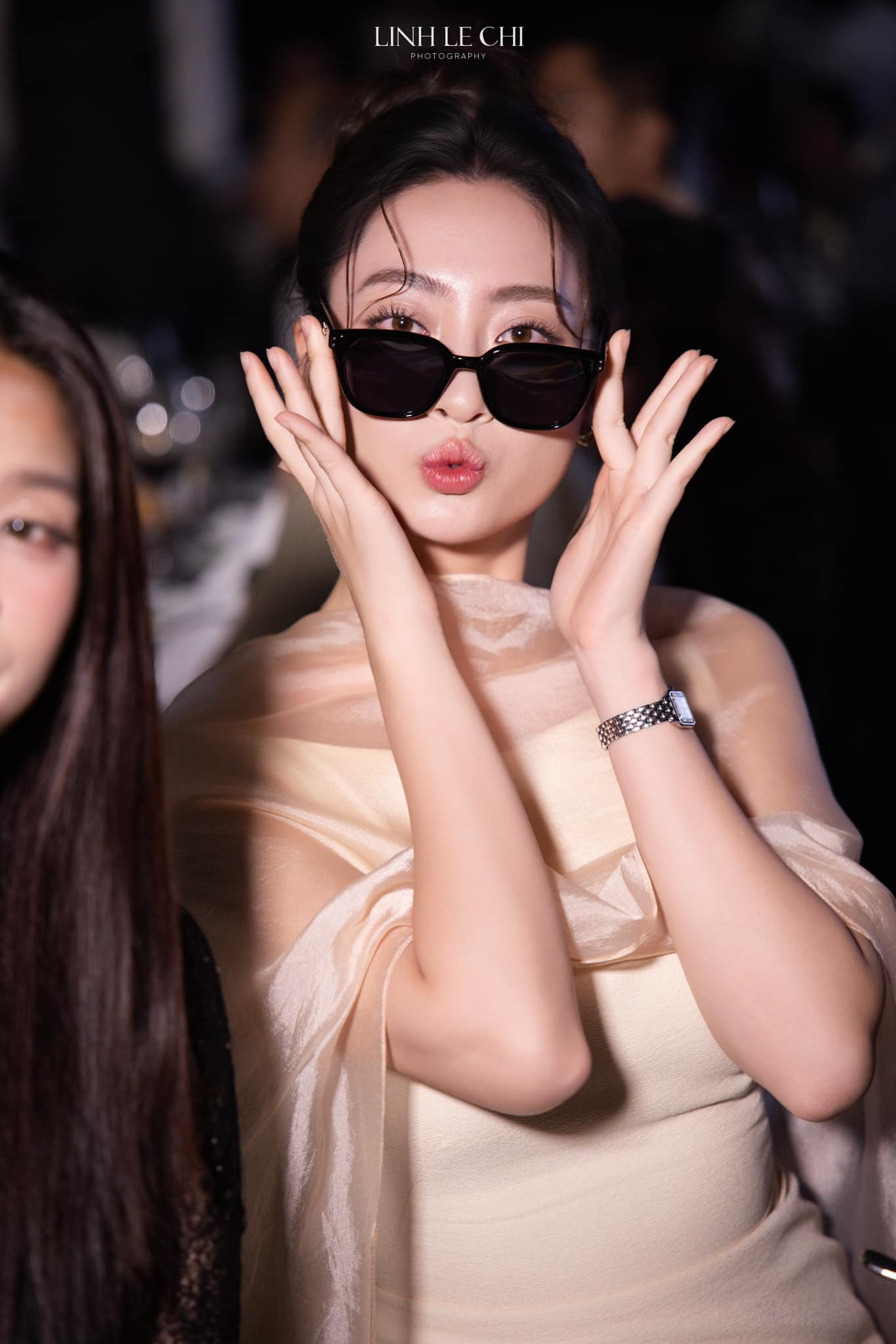 Bức ảnh gây tranh cãi của Lương Thùy Linh tại đám cưới Đỗ Thị Hà