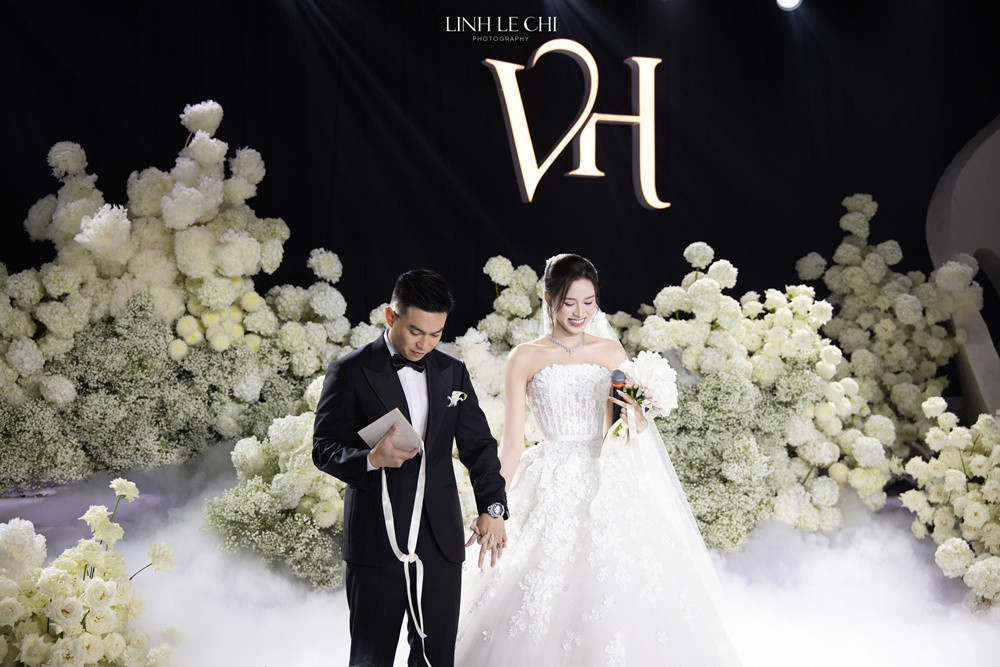 Hoa hậu Đỗ Thị Hà thay 4 bộ váy cưới xa xỉ trong đám cưới ở Hà Nội