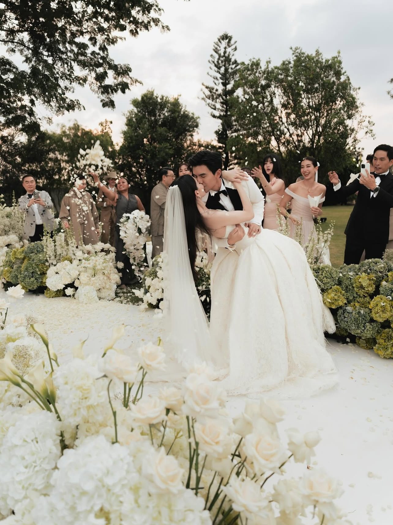 Đám cưới đẹp như cổ tích của ma nữ Mai Davika