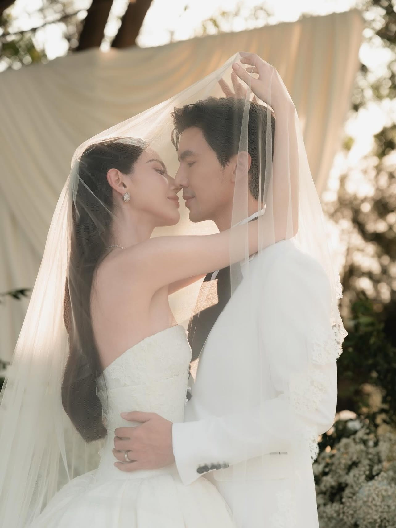 Đám cưới đẹp như cổ tích của ma nữ Mai Davika