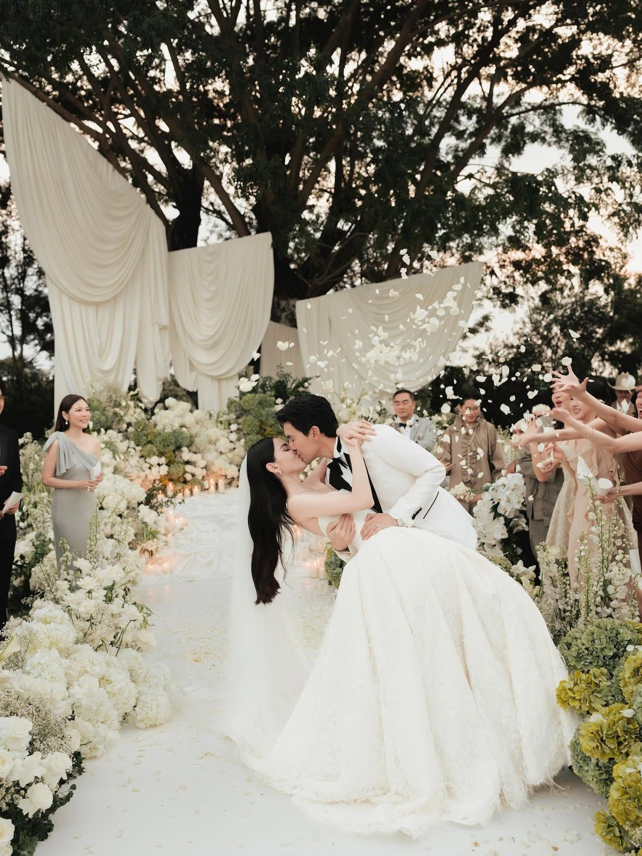 Đám cưới đẹp như cổ tích của ma nữ Mai Davika