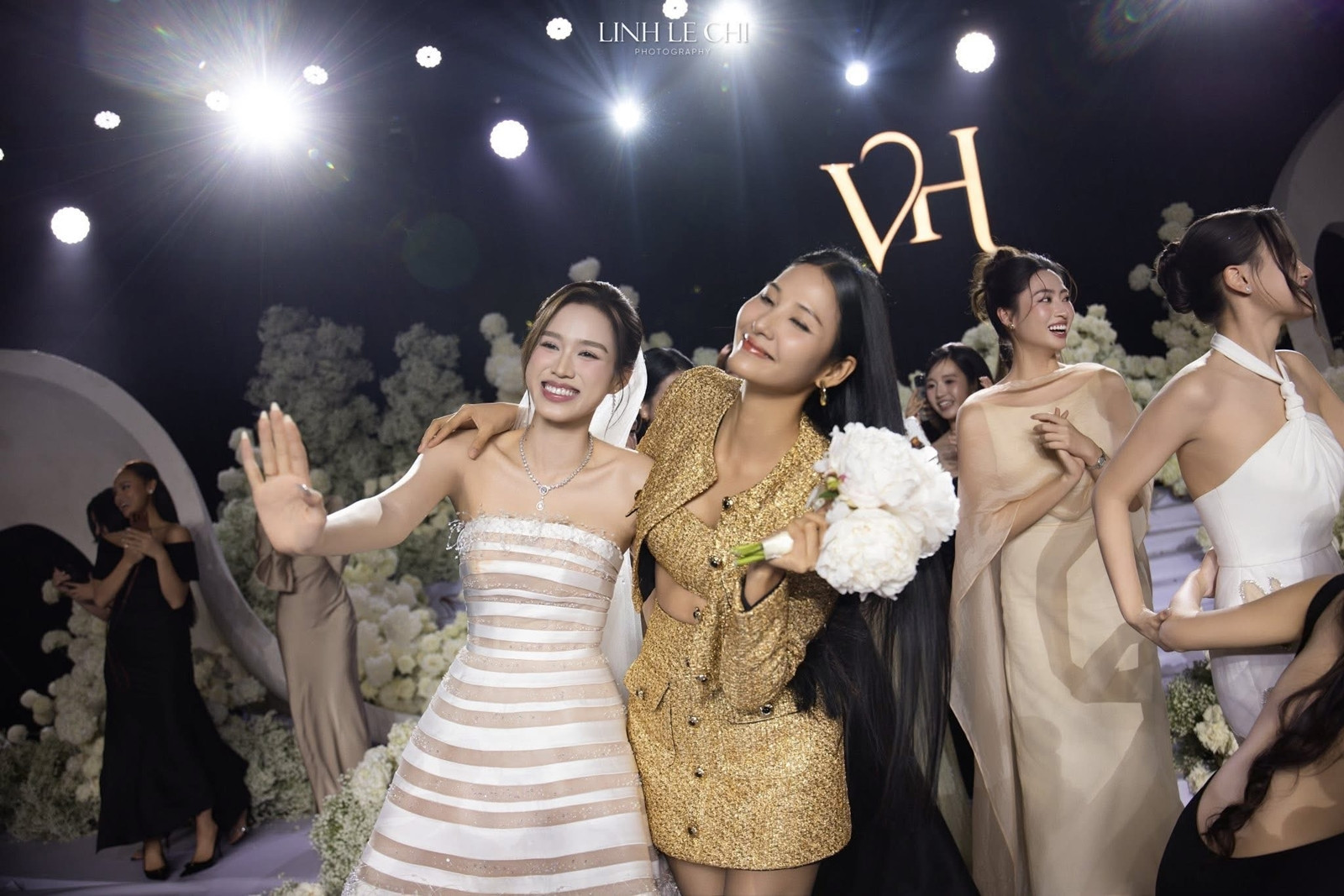 Danh tính người đẹp bắt được hoa cưới của Hoa hậu Đỗ Thị Hà