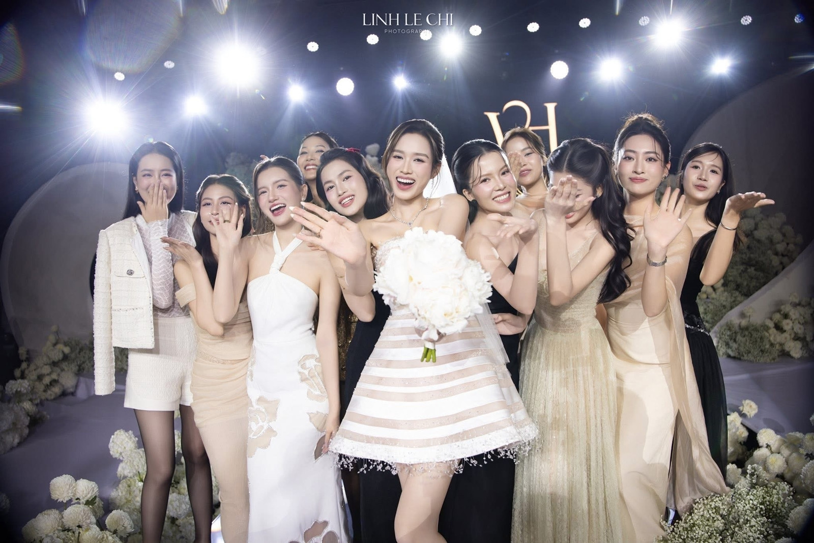 Danh tính người đẹp bắt được hoa cưới của Hoa hậu Đỗ Thị Hà