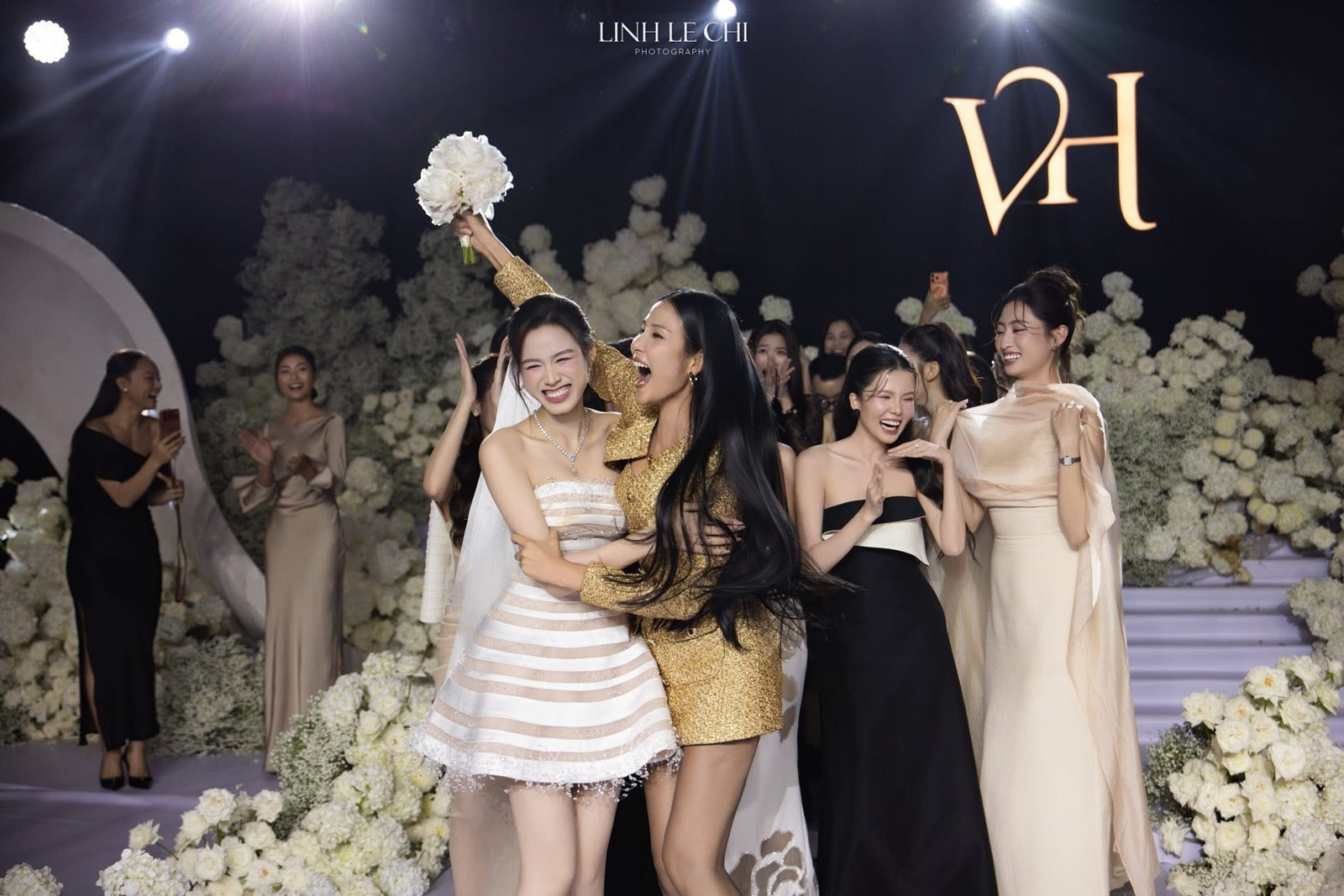 Danh tính người đẹp bắt được hoa cưới của Hoa hậu Đỗ Thị Hà