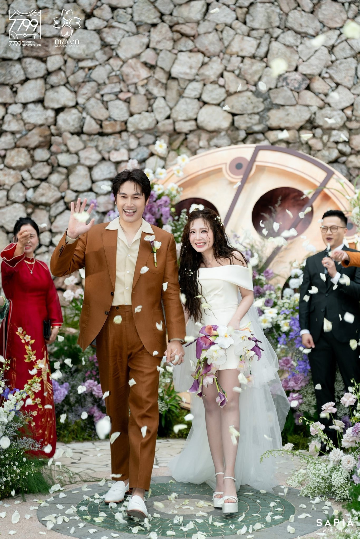 Đình Tú đáp trả khi bà xã Ngọc Huyền bị chê lùn chân ngắn