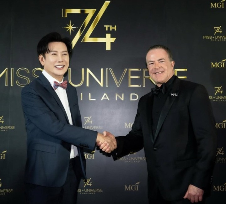 Chủ tịch Miss Universe (bên phải) khởi kiện ông Nawat.