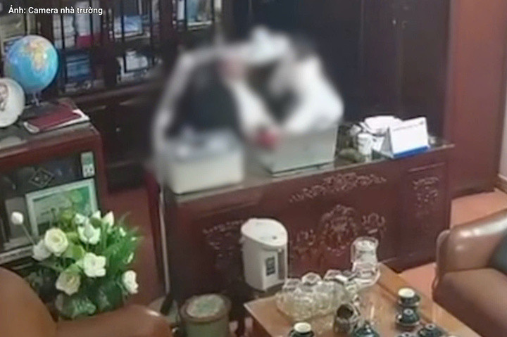 người đàn ông trong clip là Chủ tịch Hội đồng quản trị của trường THPT tư thục nêu trên, không giữ vai trò giảng dạy trong trường.. (Ảnh chụp từ clip)