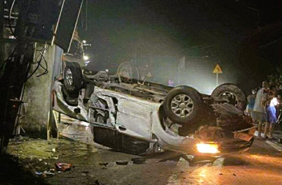 Ô tô mất lái lật ngửa va vào 2 vợ chồng giáo viên đi xe máy, người vợ tử vong - Ảnh 1.