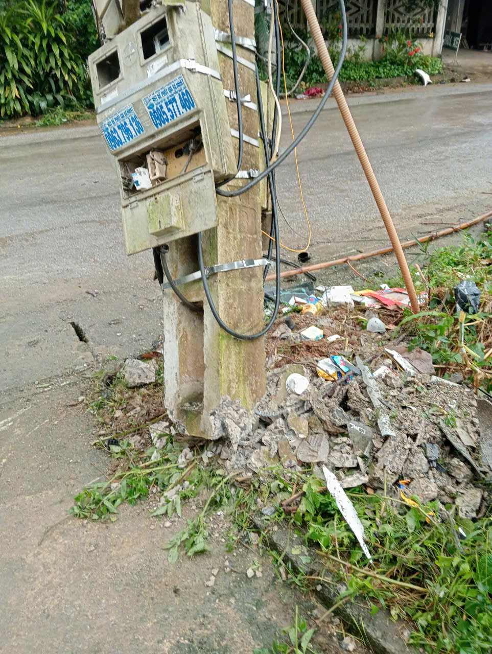 Ô tô mất lái lật ngửa va vào 2 vợ chồng giáo viên đi xe máy, người vợ tử vong - Ảnh 3.