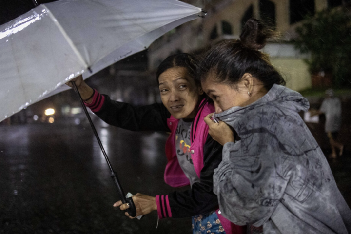 Tương tự, nhân viên cứu hộ Juniel Tagarino ở thành phố Catbalogan nói với AFP rằng họ phát hiện thi thể của một phụ nữ 64 tuổi trong đống đổ nát và cây đổ khi đang cố gắng sơ tán.