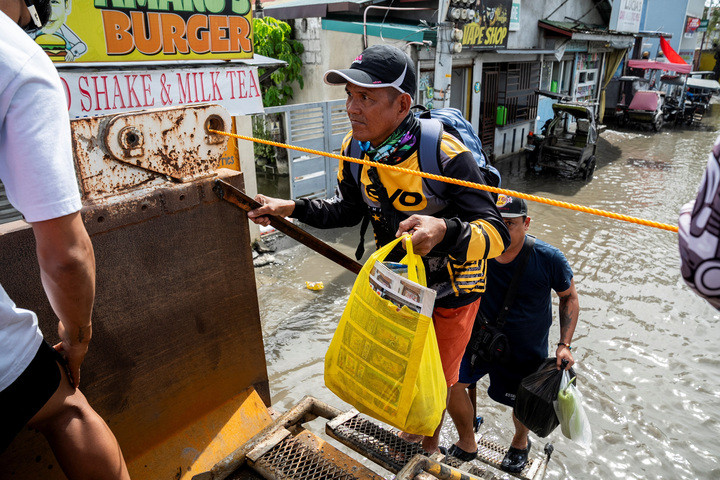 Cảnh ngập lụt ở Phillipines khi bão Fung-Wong tràn qua. (Ảnh: Reuters)