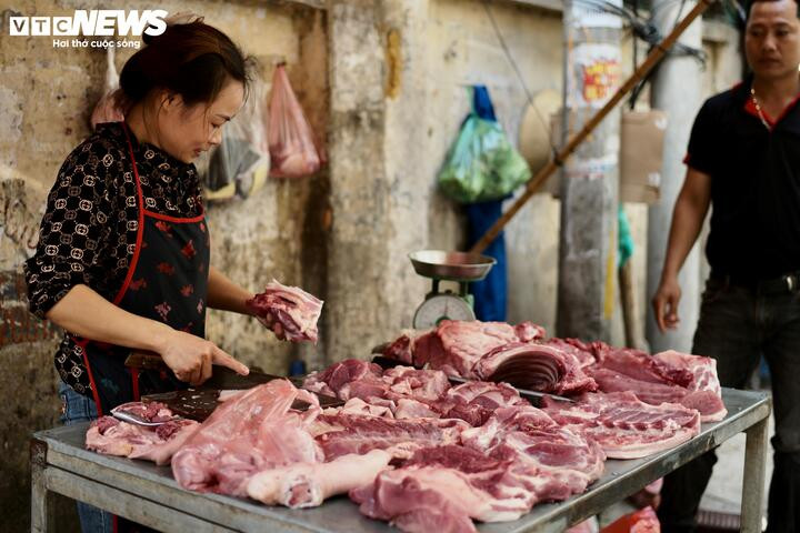 Giá thịt heo cũng không giảm nhiệt, dự báo sắp tăng dịp cuối năm.