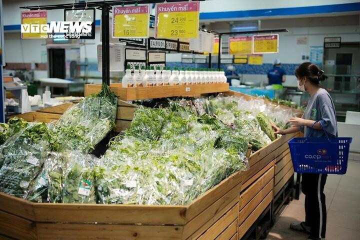 Bà nội trợ xoay sở trước nỗi lo giá cả tăng cao nhưng thu nhập vẫn không tăng, thậm chí giảm so với năm ngoái. (Ảnh minh họa: Công Hiếu)