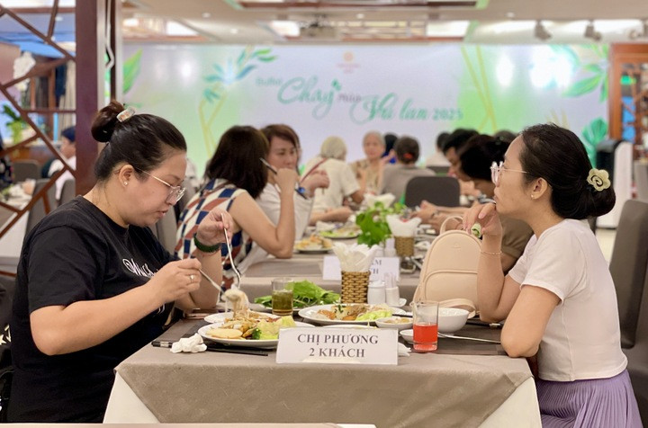 Không còn nhiều hàng ăn tại trung tâm TP.HCM bán bún, phở với mức giá dưới 40.000 đồng/phần. (Ảnh minh họa: H. Linh)